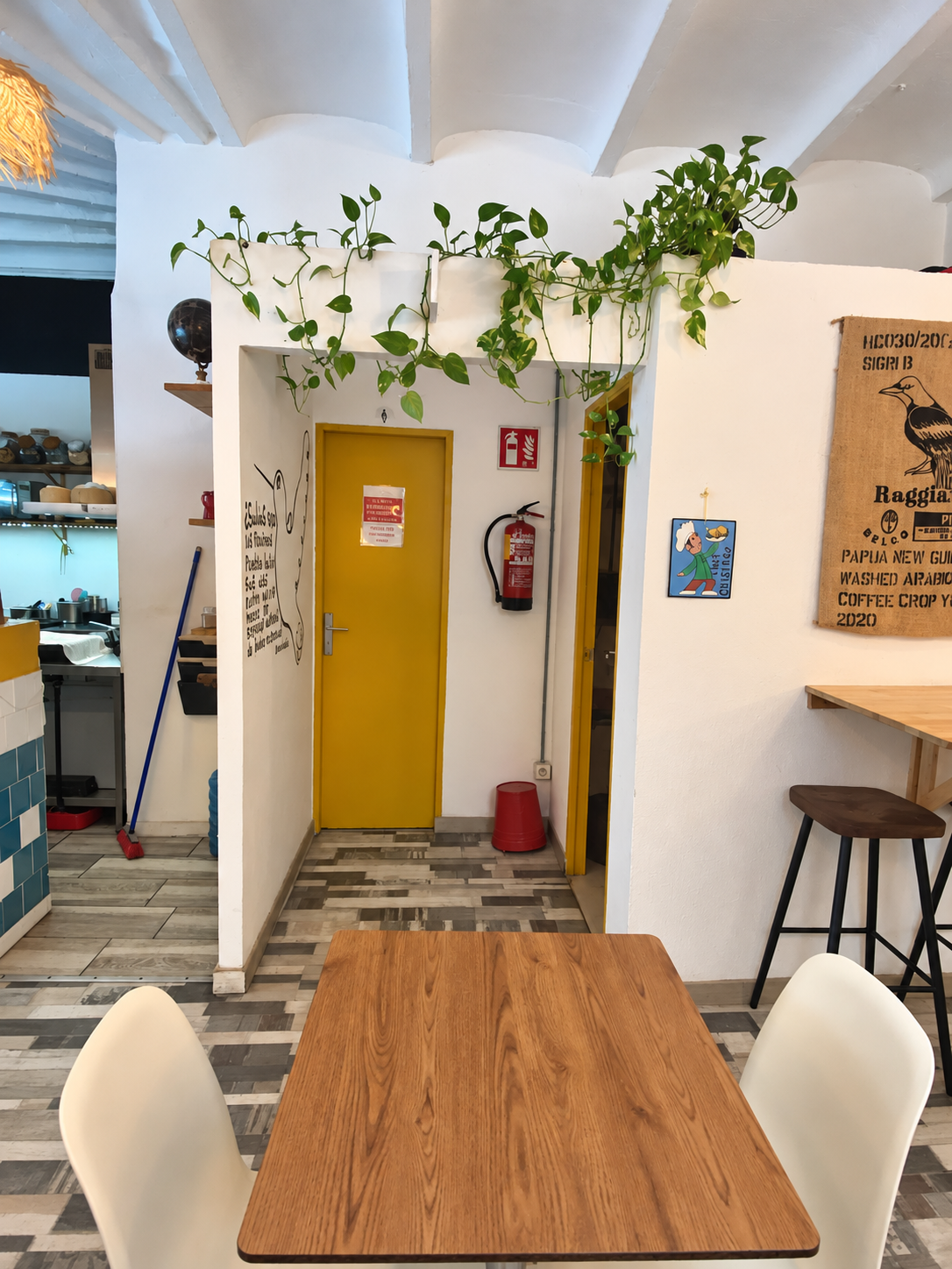 Acceso a los aseos de Umai Café