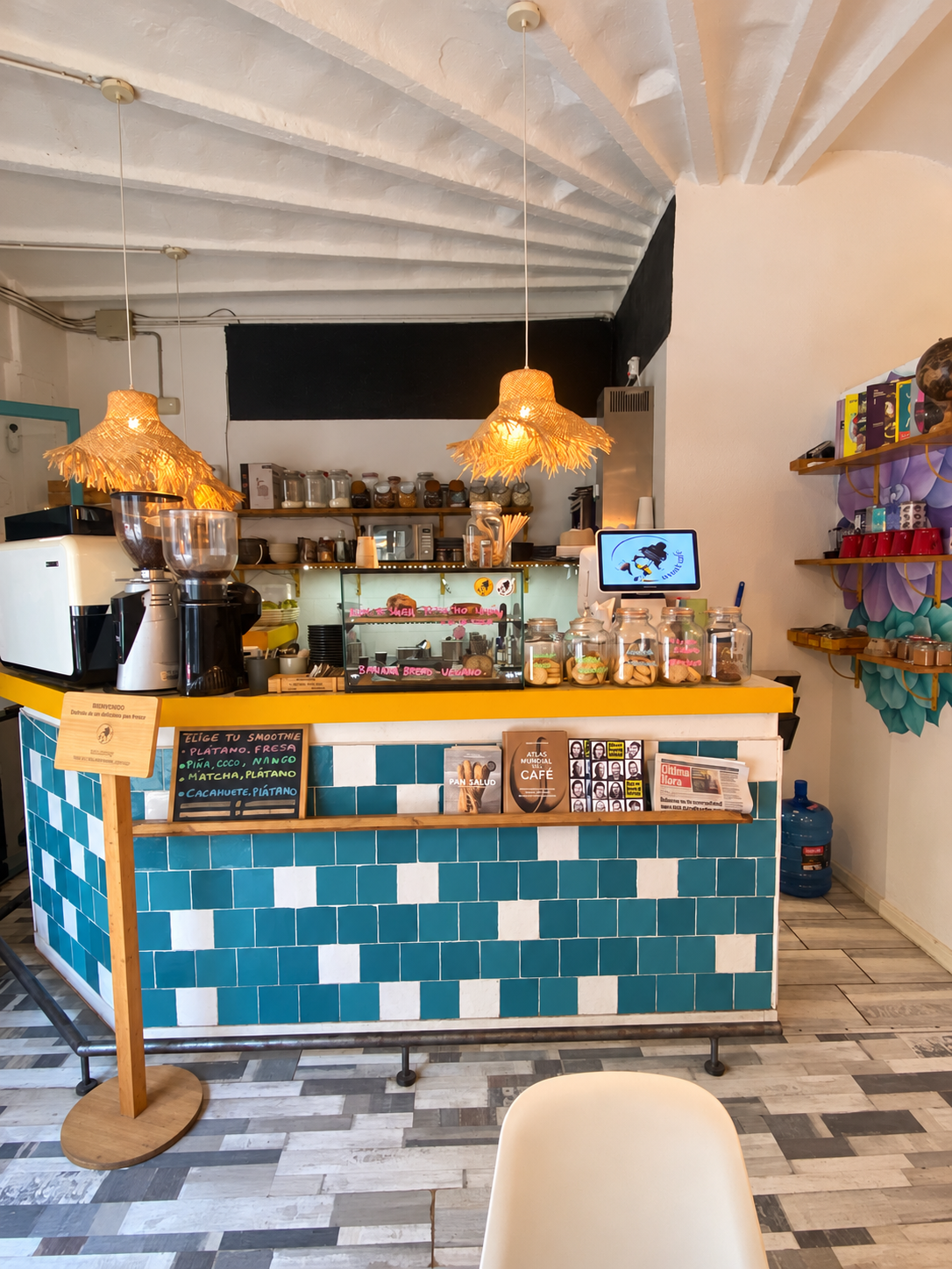 Barra de madera y azulejos de colores de Umai Café