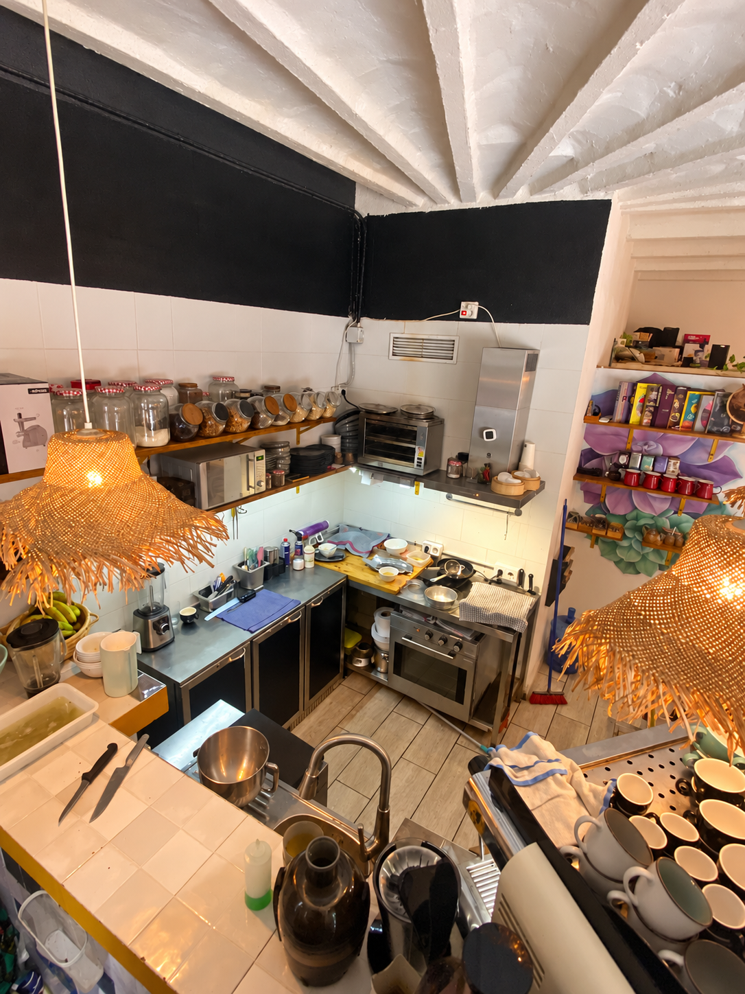 Vista de la zona de cocina de Umai Café