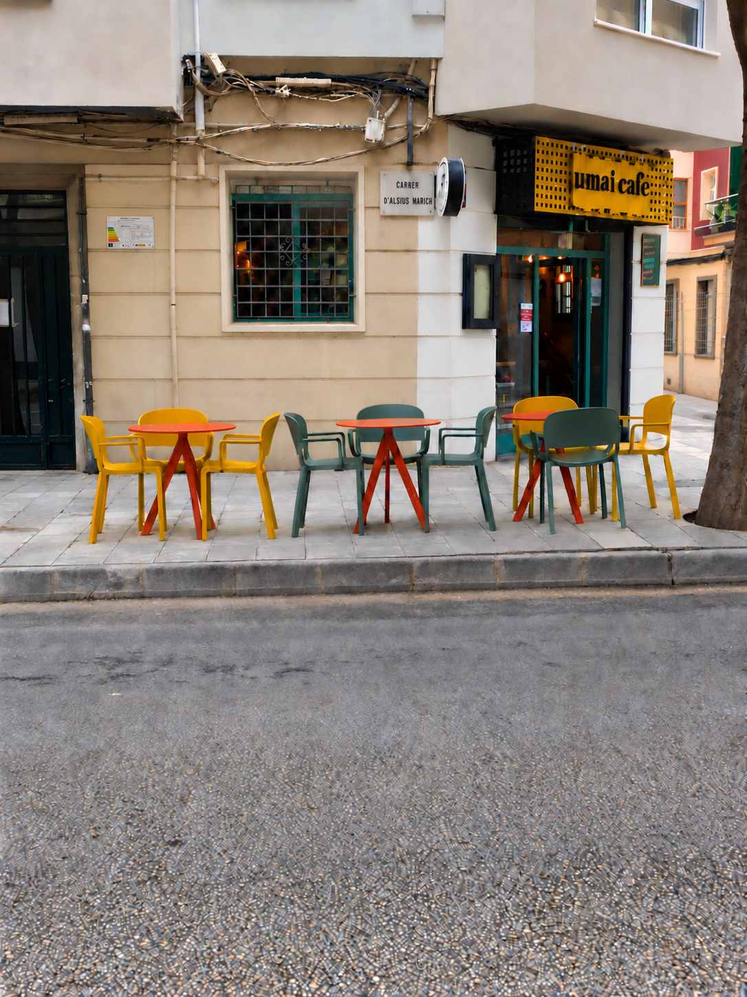 Fachada de Umai Café con la entrada y las mesas de la terraza