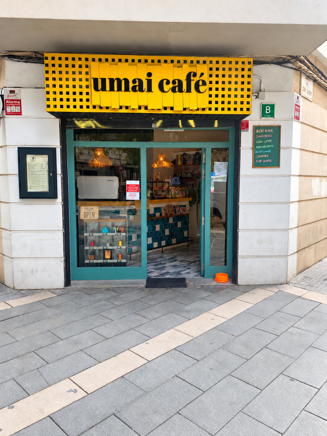 Fachada y entrada de Umai Café desde la calle
