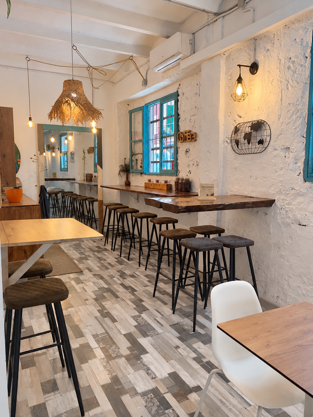 Sala de Umai Café con taburetes junto a la barra de pared