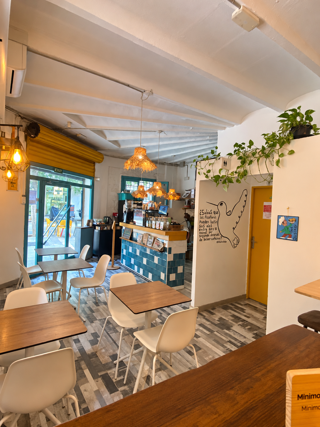 Sala de Umai Café con mesas y detalles del interior